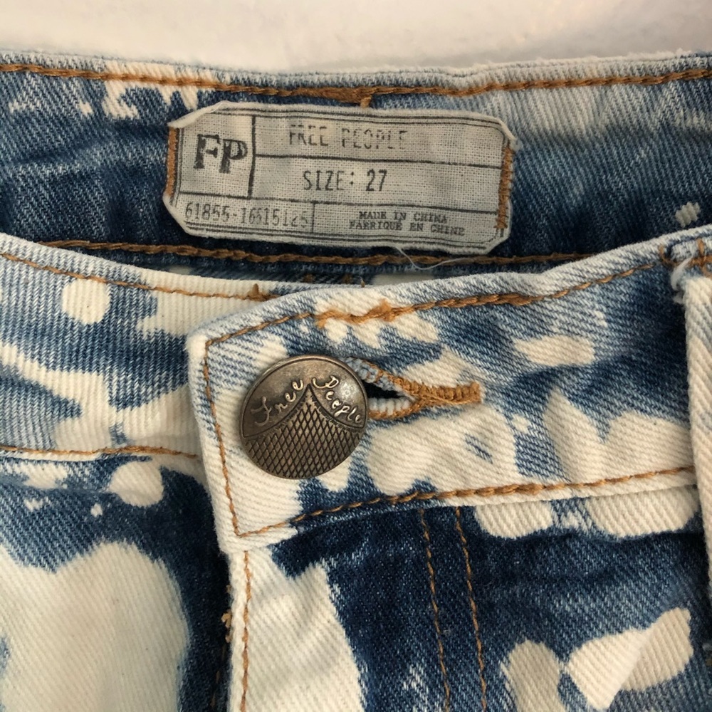LAST CHANCE SALE! Free People Batik Frayed Printed Jean Shorts Size 27 - Picture 3 of 6